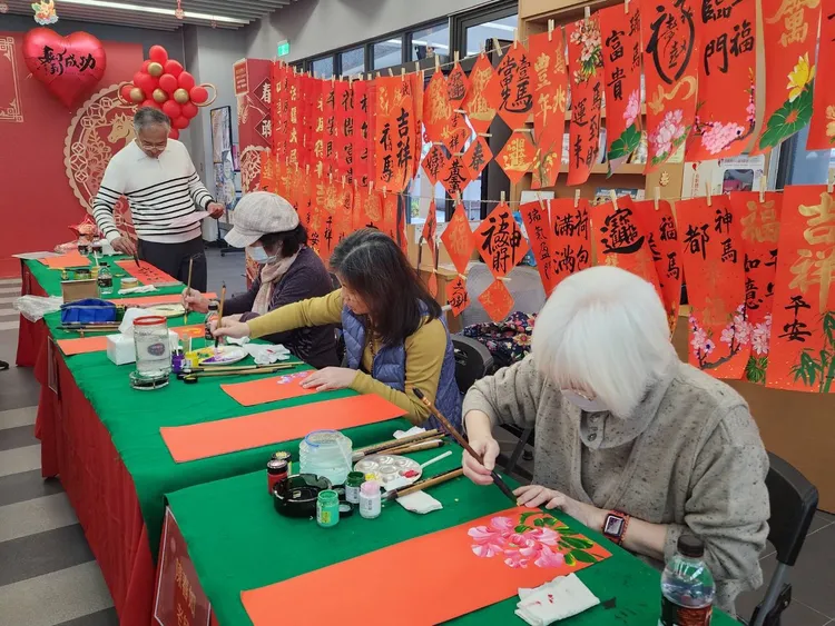 「大師揮毫贈春聯」活動現場結合八里國中辦理「115年孝悌勵學獎助學金頒獎暨學生春聯書畫比賽」，讓傳統文化與品德教育向下扎根。公所提供