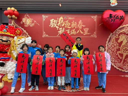 駿馬迎新春、好運馬上來　八里公所邀大師揮毫送春聯暖過年
