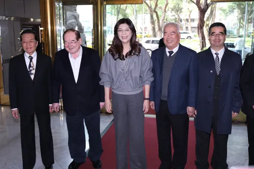 郑丽文率国民党4副主席　致送王金平最高顾问聘书