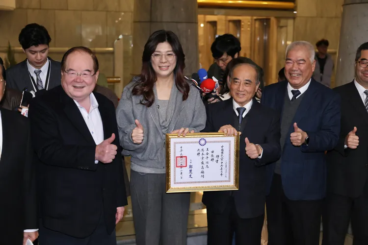 國民黨主席鄭麗文致送王金平最高顧問聘書 副主席兼秘書長李乾龍(左起)、鄭麗文、王金平、副主席季麟連。莊宗達攝