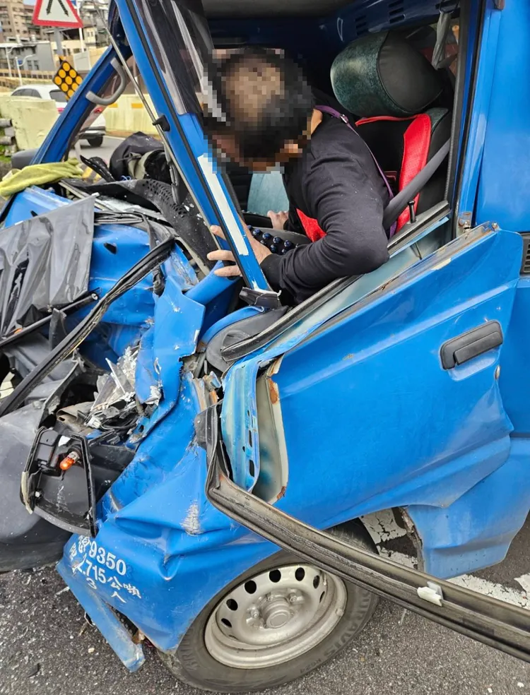 警消趕抵後，立刻使用破壞工具接人救出。翻攝照片