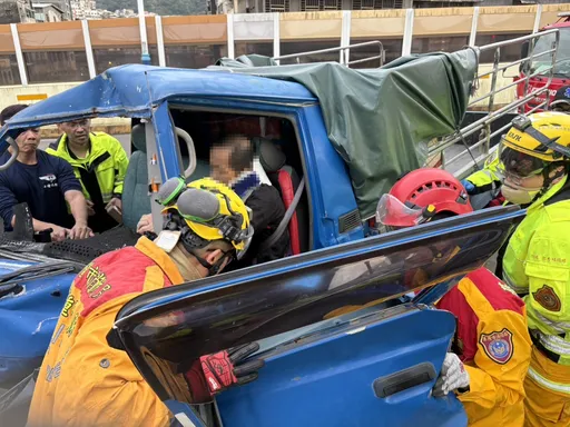 國1基隆段連環撞！發財車「扭曲變形」1人受困