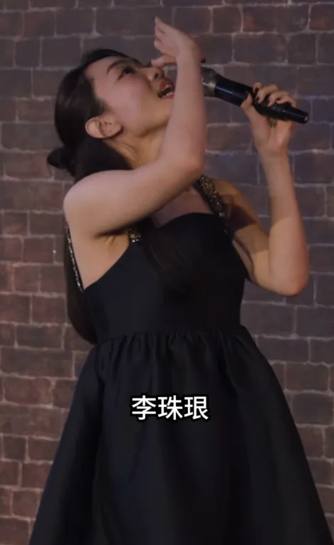 林妍霏模仿李珠珢喝水。翻摄林妍霏IG