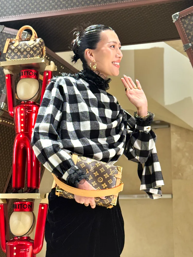 莫莉推起笑臉跑上趴。張家玲攝