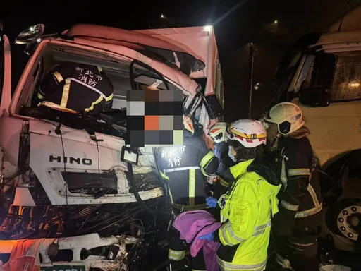 台2线跨年夜不平静！瑞芳段大车碰撞酿2伤　现场惨况曝光