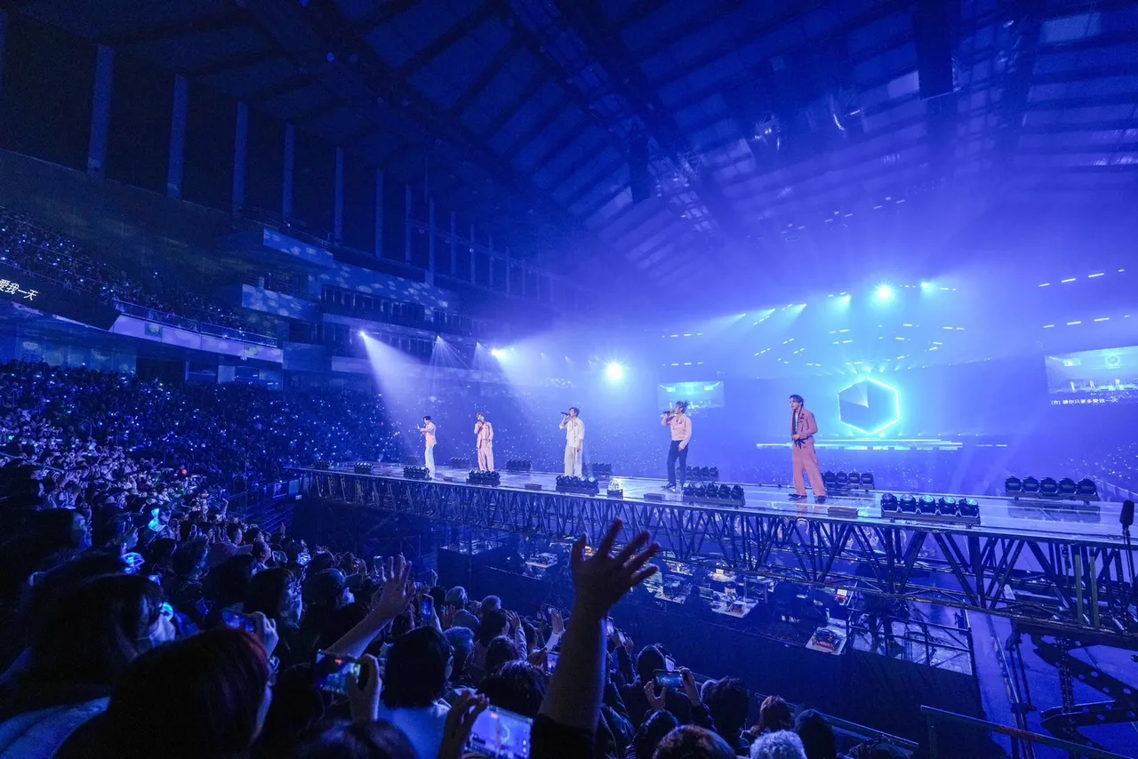 「Energy」舞台横越摇滚区上空。相信音乐提供