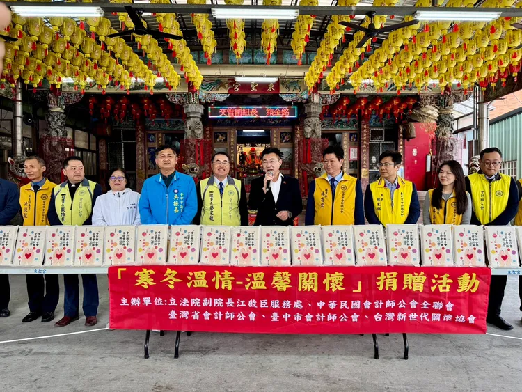 江啟臣攜手多個單位舉辦「寒冬溫情・溫馨關懷」白米捐贈活動。民眾提供
