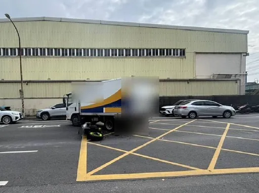 疑轉彎車未禮讓直行車　機車攔腰撞上小貨車！騎士倒地擦挫傷送醫