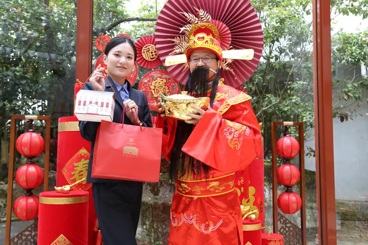 2026/2/14至3/21初五入住阿里山賓館贈「Win-Win森林密馬」春節福袋，在馬年獻上勝利與好運的美好寓意。阿里山賓館提供