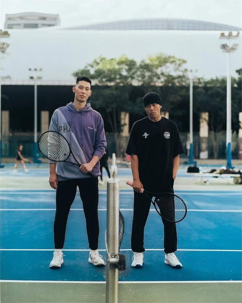 周杰倫（右）在網球上常電林書豪。翻攝IG