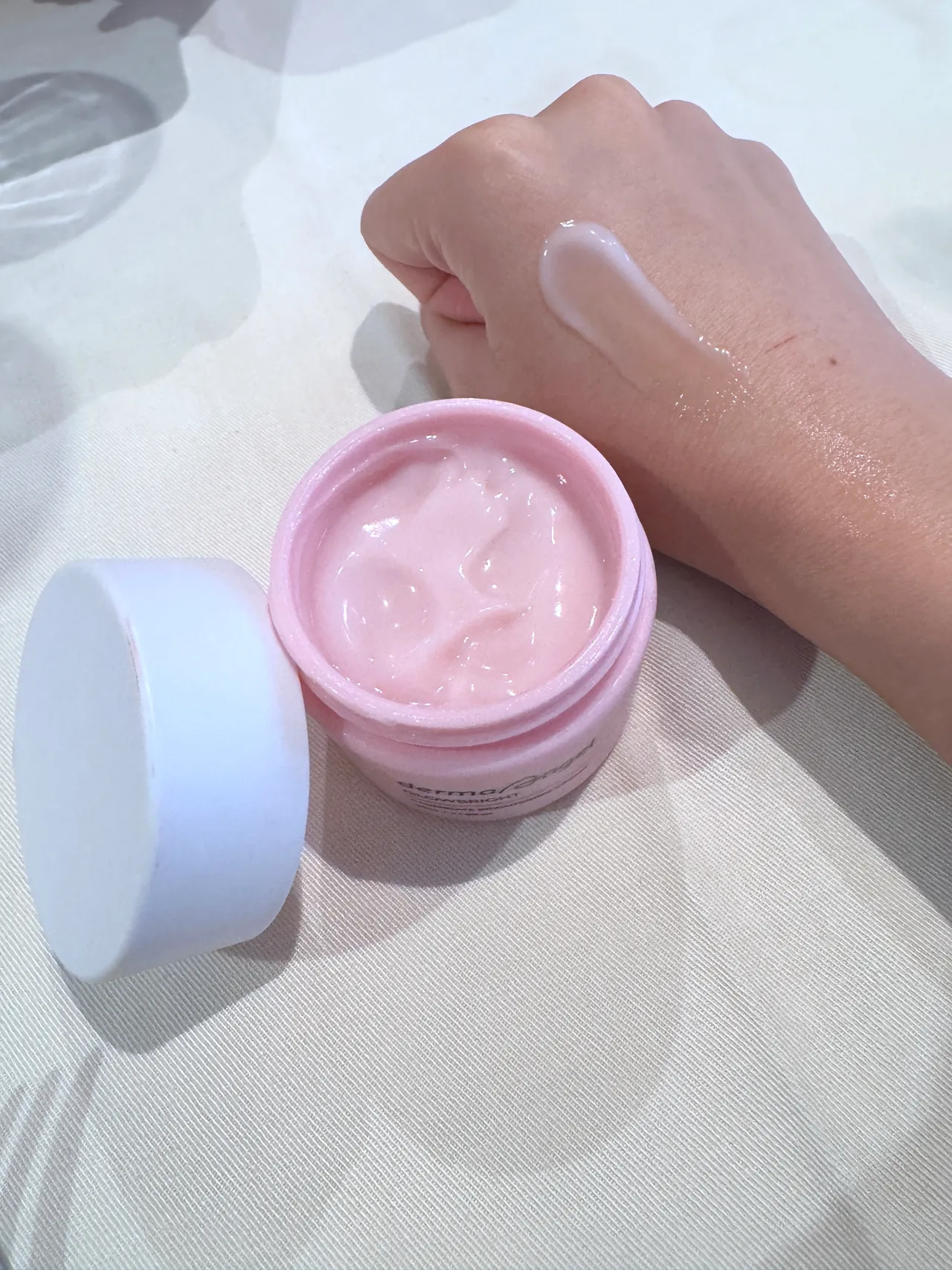 護妍天使光透美白亮膚霜質地。張家玲攝