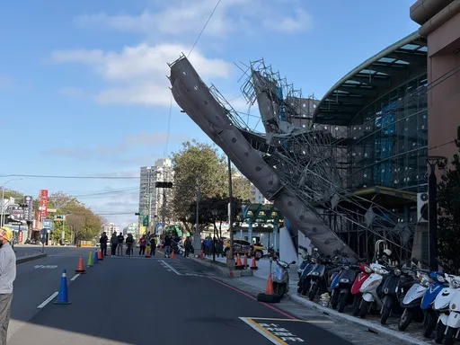 台中荣总鹰架倒塌倾斜45度　警方急封车道交通管制