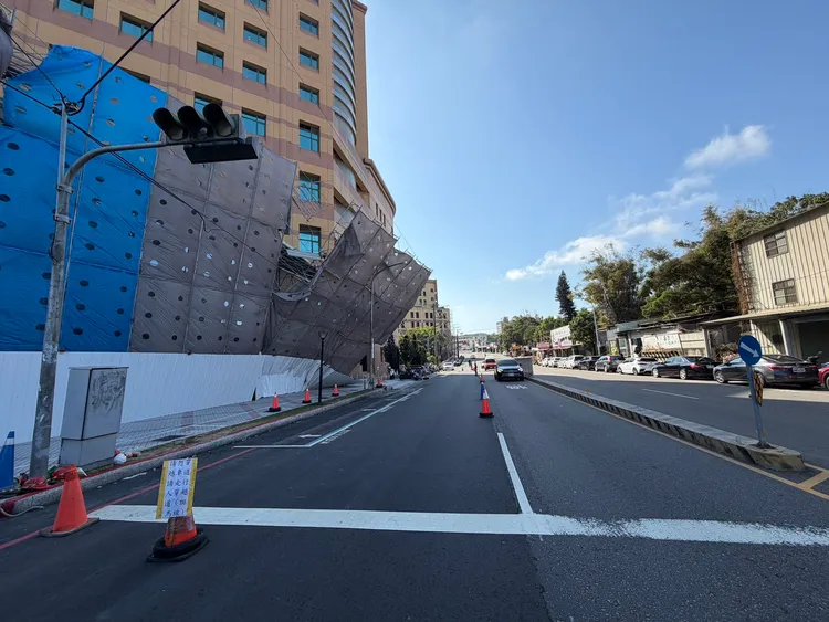 台中榮總鷹架傾斜。民眾提供