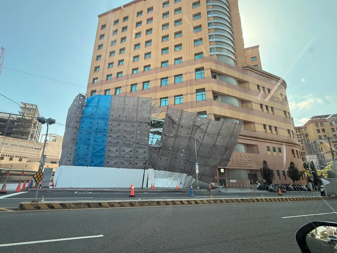 倾倒的鹰架位于中荣第二医疗大楼旁。民众提供