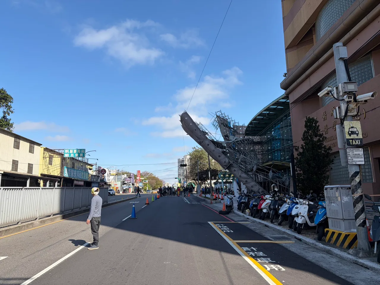 施工单位在场警戒。民众提供