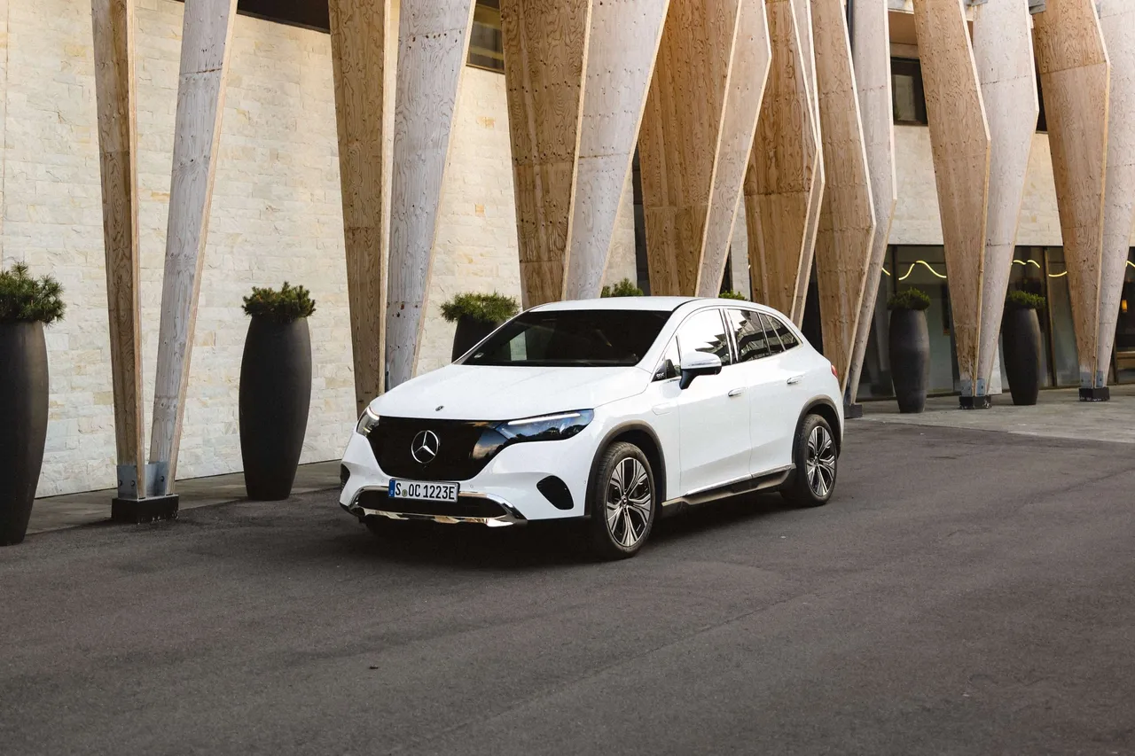 纯电车系方面，EQA、EQB、EQE 与 EQE SUV 亦提供较长期零利率分期与保固延伸。业者提供