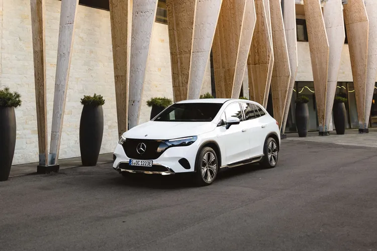 純電車系方面，EQA、EQB、EQE 與 EQE SUV 亦提供較長期零利率分期與保固延伸。業者提供