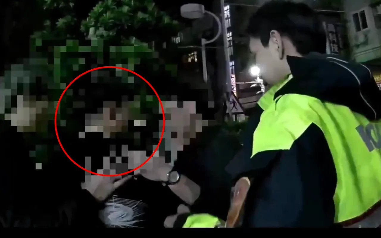 唐男朋友在一旁拍肩安抚，一度阻挡警员压制带人。翻摄画面
