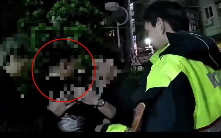 唐男朋友在一旁拍肩安撫，一度阻擋警員壓制帶人。翻攝畫面