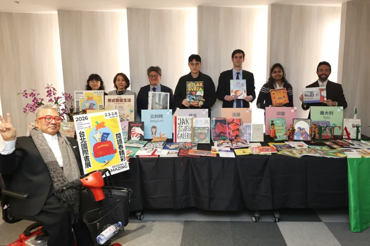 文化部政務次長李靜慧（後排左1）與各國家館代表合影。文化部提供