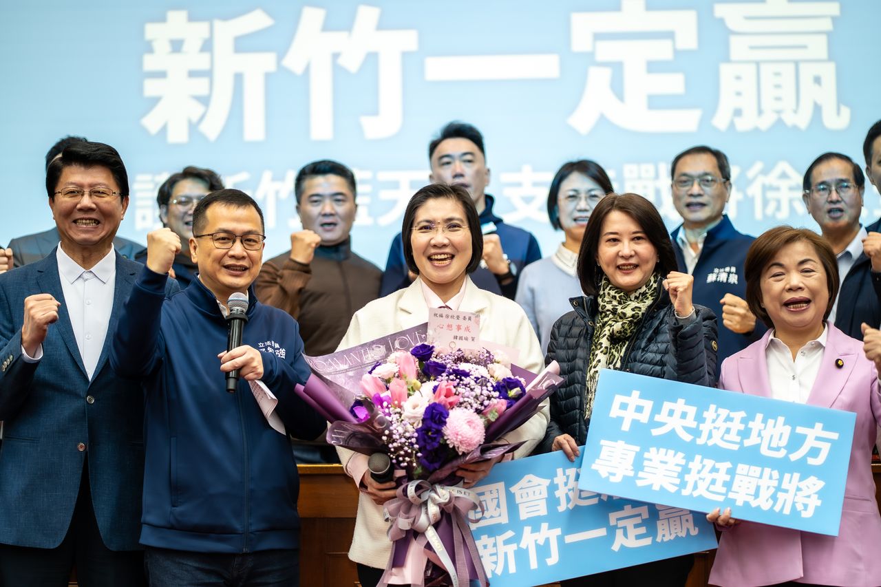 38位藍委力挺徐欣瑩!齊聚喊「新竹一定贏」 韓國瑜贈花獻「4字祝福」