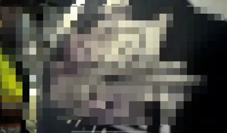 王男頻繁用胸部欲頂撞警方，言語挑釁事後卻控警方無理由強制上銬。翻攝畫面