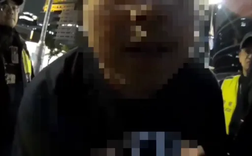 「信义区方唐镜」呛警「打我啊」遭管束！事后控无理上铐　密录画面狠打脸