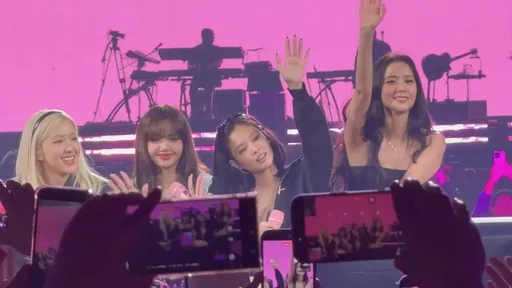 張曼玉朝聖BLACKPINK　Lisa秀Nike新裝Jisoo俏貼超級富婆