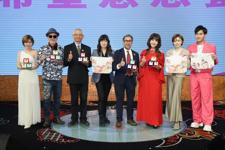 龍千玉（右3）為人生首場個唱推商演備唱，仍抽空為公益現身。台灣愛與希望國際關懷協會提供