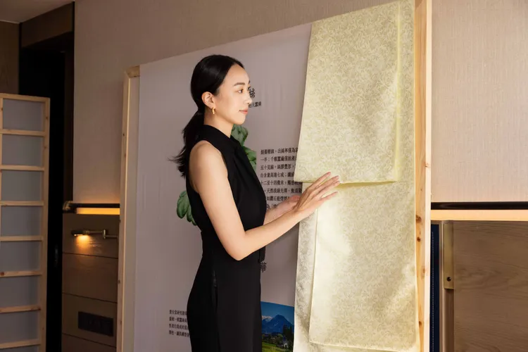 品牌汲取日本長野縣安曇野秘境的「珍稀綠鑽絲」作為靈感。品牌提供