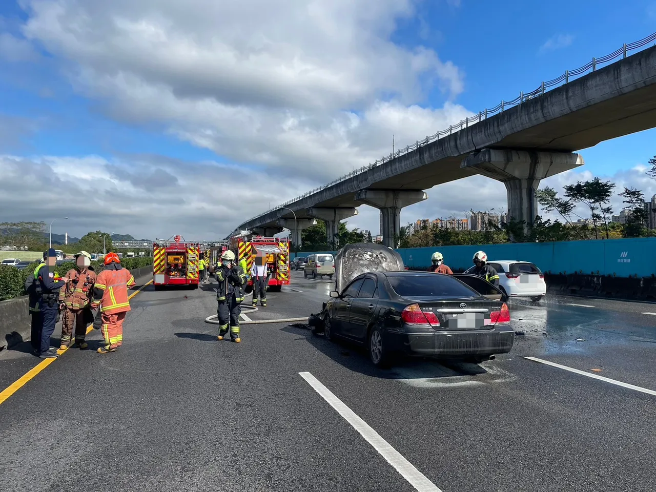 火燒車一度占用2車道。翻攝畫面