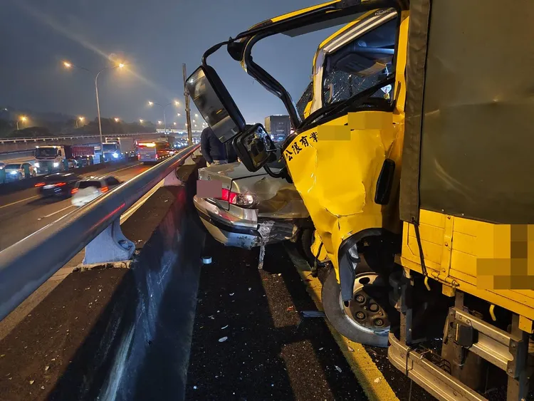 環保車遭撞。翻攝畫面