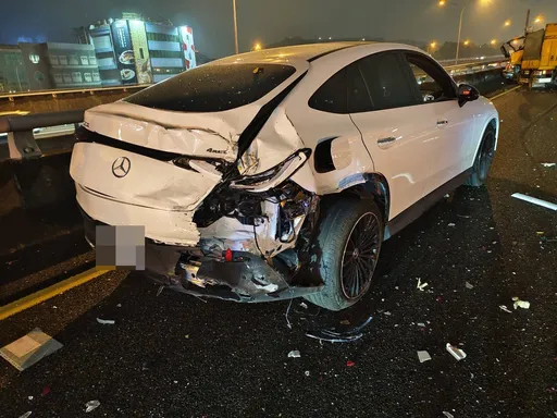 国1北18.8K连环车祸！环保车、宾士车都遭殃　1人受伤送医