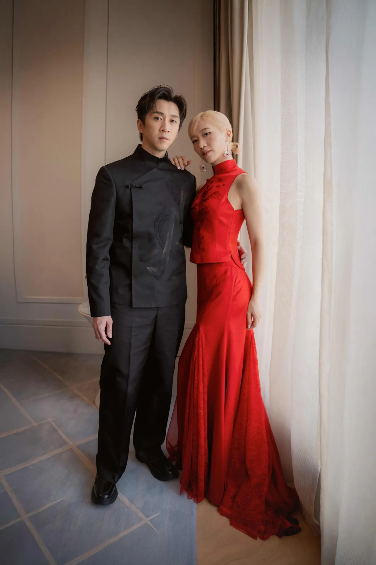 陳漢典穿著夏姿全黑龍袍、Lulu則換上紅色鳳裙。品牌提供