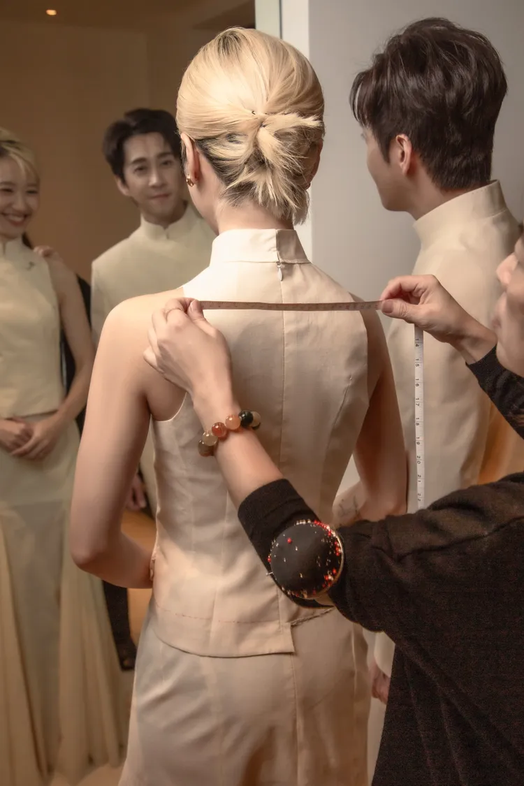 夏姿收錄了Lulu、陳漢典在試衣間中逗趣互動。品牌提供