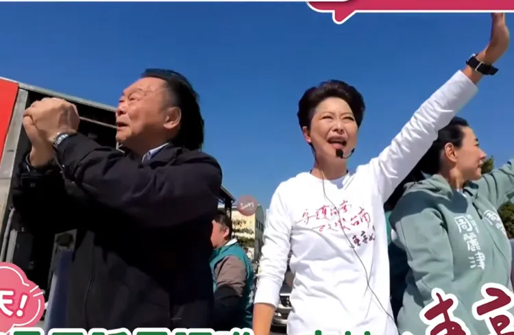 民進黨立委王世堅陪同陳亭妃掃街。翻攝自陳亭妃臉書