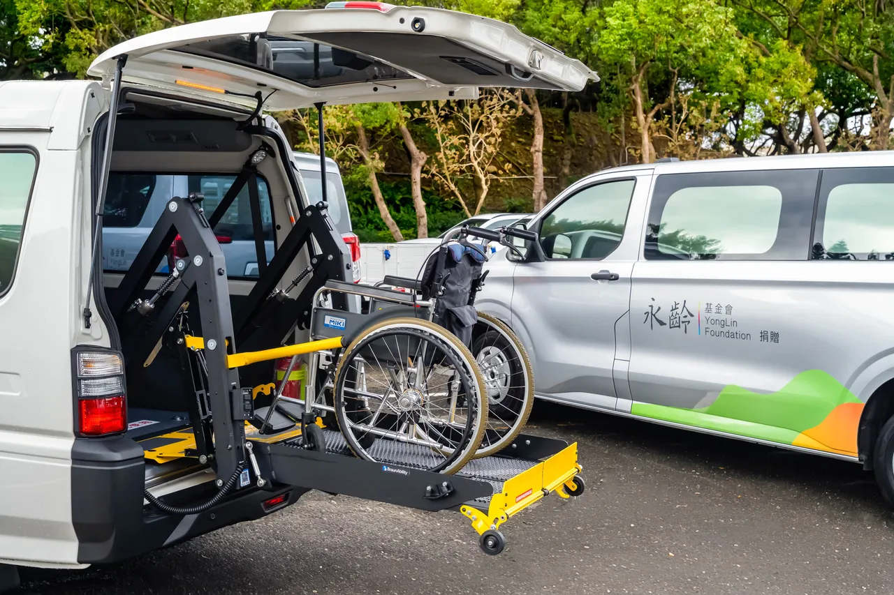行動交通車可讓身心障礙者穩定外出工作、參與社會，達到友善就業與社會參與。永齡基金會提供