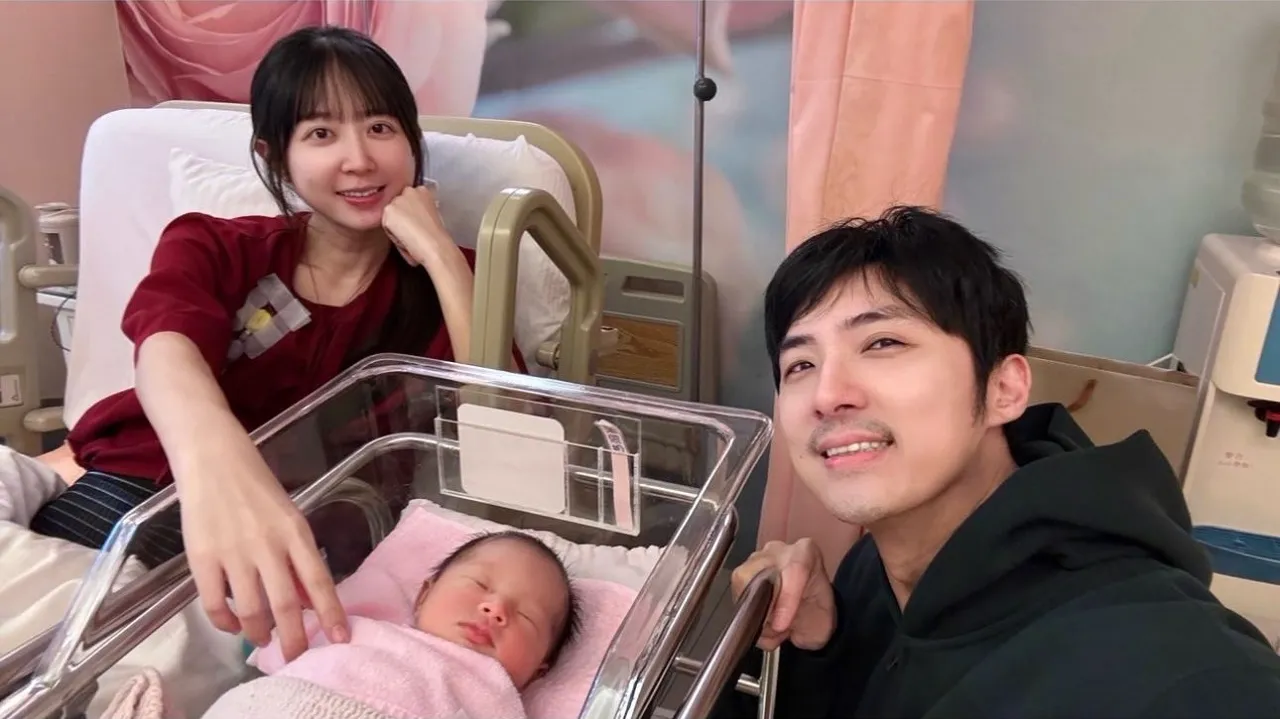 洪詩（左）和李運慶去年10月1日介紹剛出生的小女兒那那亮相。翻攝洪詩IG