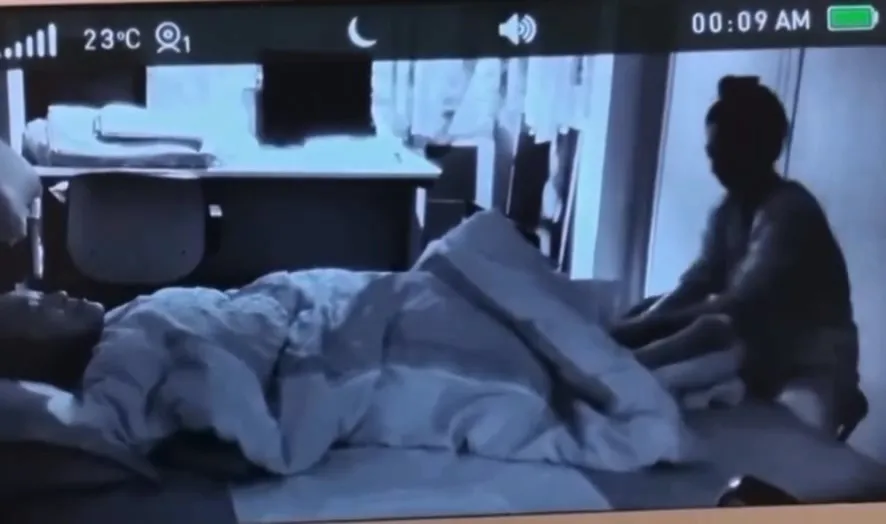 洪詩幫公公按摩腳部促進血液循環。翻攝Threads