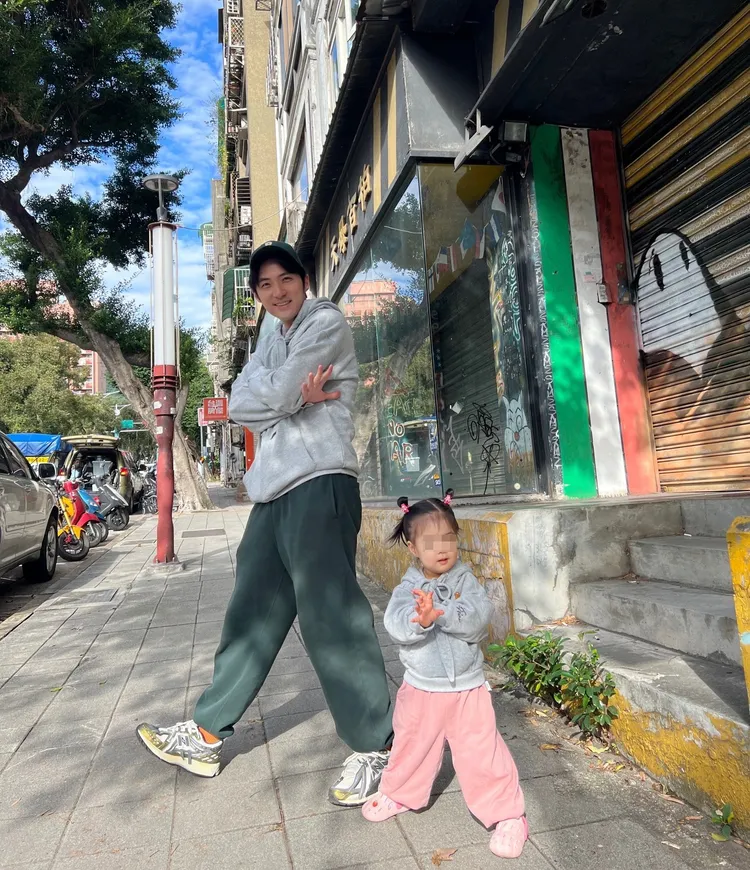 李運慶和2歲大女兒哺哺穿親子裝。翻攝李運慶IG