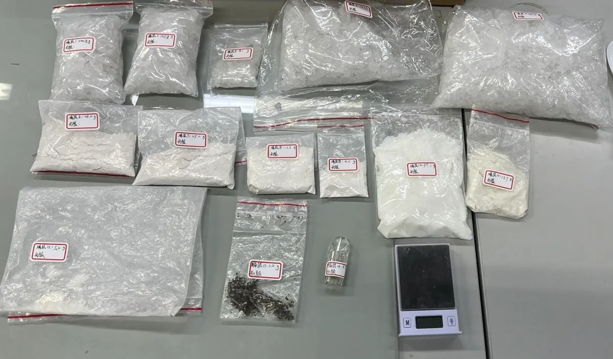 接應的許嫌落網，被搜出大量毒品。翻攝畫面