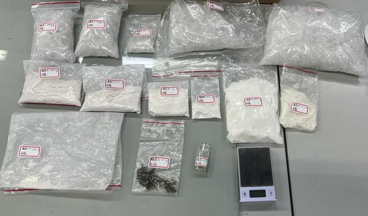 接應的許嫌落網，被搜出大量毒品。翻攝畫面