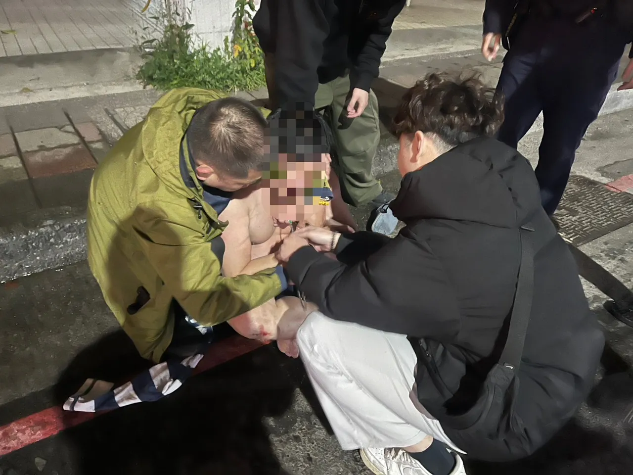 警方逮捕開車接應拒檢逃逸蘇男的許姓嫌犯。翻攝畫面