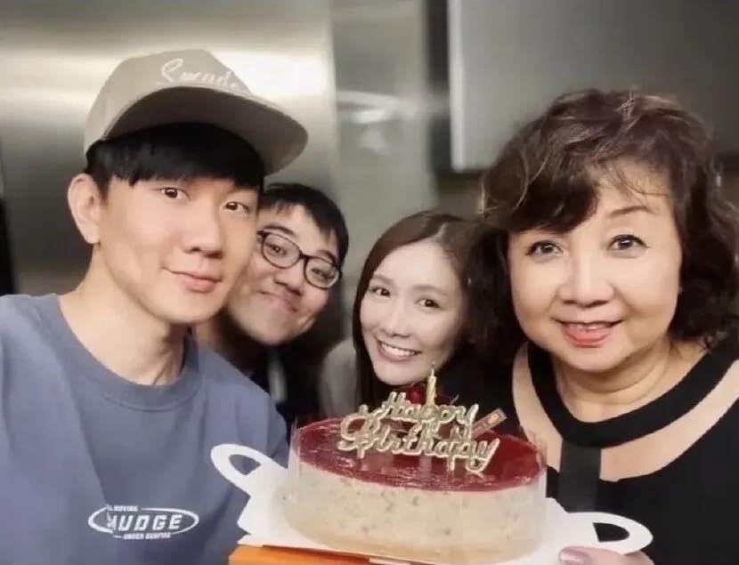 Mida（右二）疑似以舊愛之姿控訴遭林俊傑劈腿與PUA。摘自微博