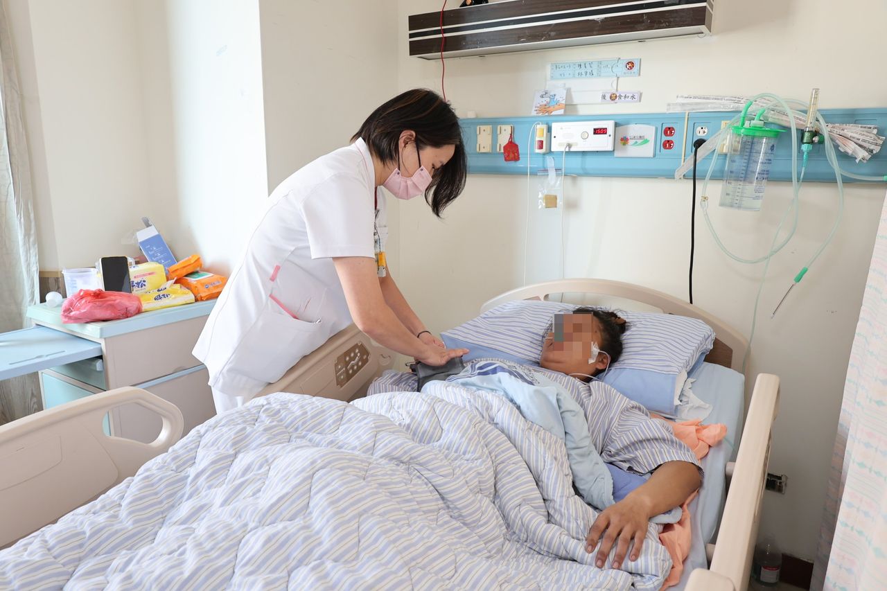 彰化女逗狗被車輾!狗死人重傷 4次手術保命卻記憶斷片