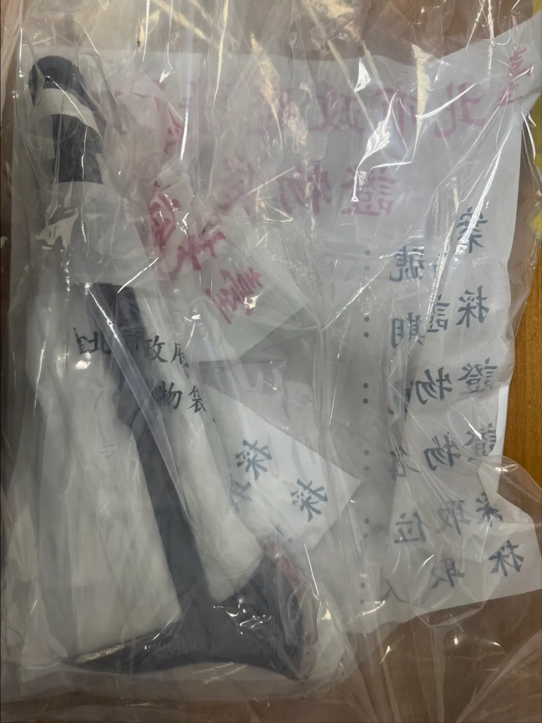 警方查扣嫌犯使用斧頭凶器。翻攝畫面