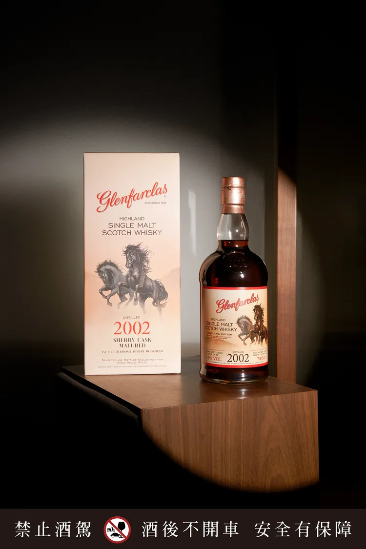 歷經23年熟成的雪莉桶原酒，酒色呈現深琥珀偏紅銅色，展現長時間橡木桶浸潤後的自然色階。品牌提供