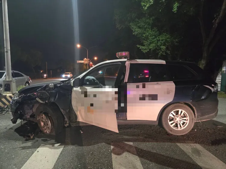 警巡邏車撞上分隔島導致車頭毀損。警方提供