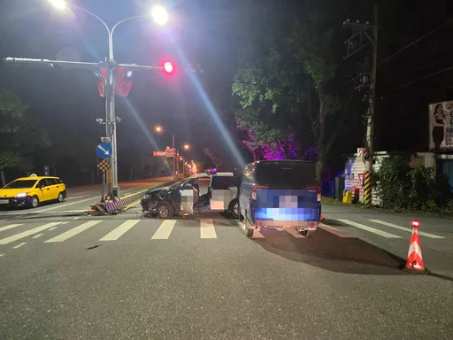 警巡邏車自撞分隔島後方自小客煞不住也撞上　24歲員警頭暈送醫