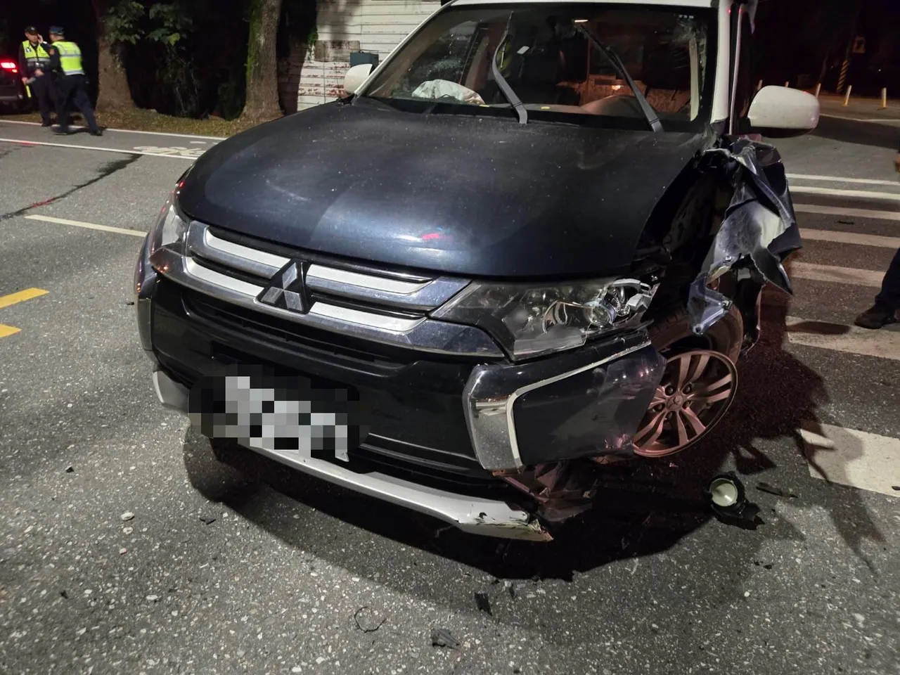 警巡邏車撞上分隔島導致車頭毀損。警方提供
